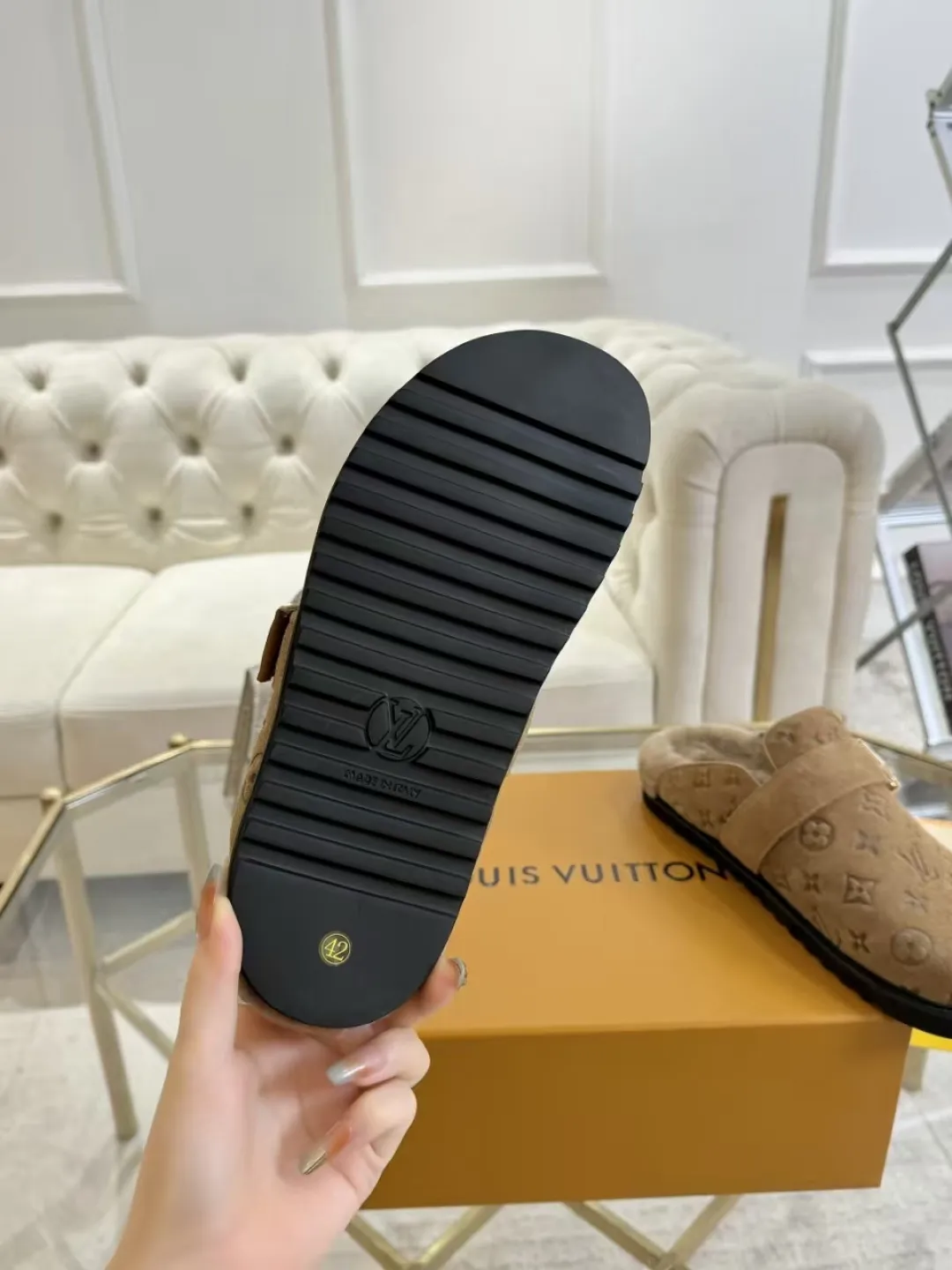 p600✨ LV Couple’s Wool Slippers｜Full of high-end feel, the soles of your feet are luxurious✨ We have achieved the ultimate restoration of the "higher version" of this pair of LV classic toe-toe slippers! 👫💫 🌟 The core advantages are clear at a glance: ✔️ Original jacquard + cowhide fabric, delicate texture, high-end at first glance; ✔️ 280% pure wool lining, wearing barefoot is like stepping on clouds ☁️, soft and skin-friendly and not sweaty; ✔️ Non-slip rubber bottom + three-dimensional toe design, super stable for walking, fashionable and practical!  👀 Must-have attention to detail: Belt buckle + classic LV presbyopic elements, revealing the aura of a big-name brand in a low-key manner ~ Whether it is a couple dating or a trip with besties, both of them are the focus when they go out👟💖 ✨ Easily match the wardrobe: jeans + sweaters, lazy and casual style ✔️ Coat + skirt, refined and elegant ✔️ One pair of shoes can handle a variety of styles, and the sense of luxury is never artificial ~ #LV slippers #couple outfit #High-End Customization #Quality Shoes Recommendation Fabric: Yangjing/classic jacquard fabric Lining: Imported wool lining Sole: Original rubber sole Size: Female 35-41 Male 38-46